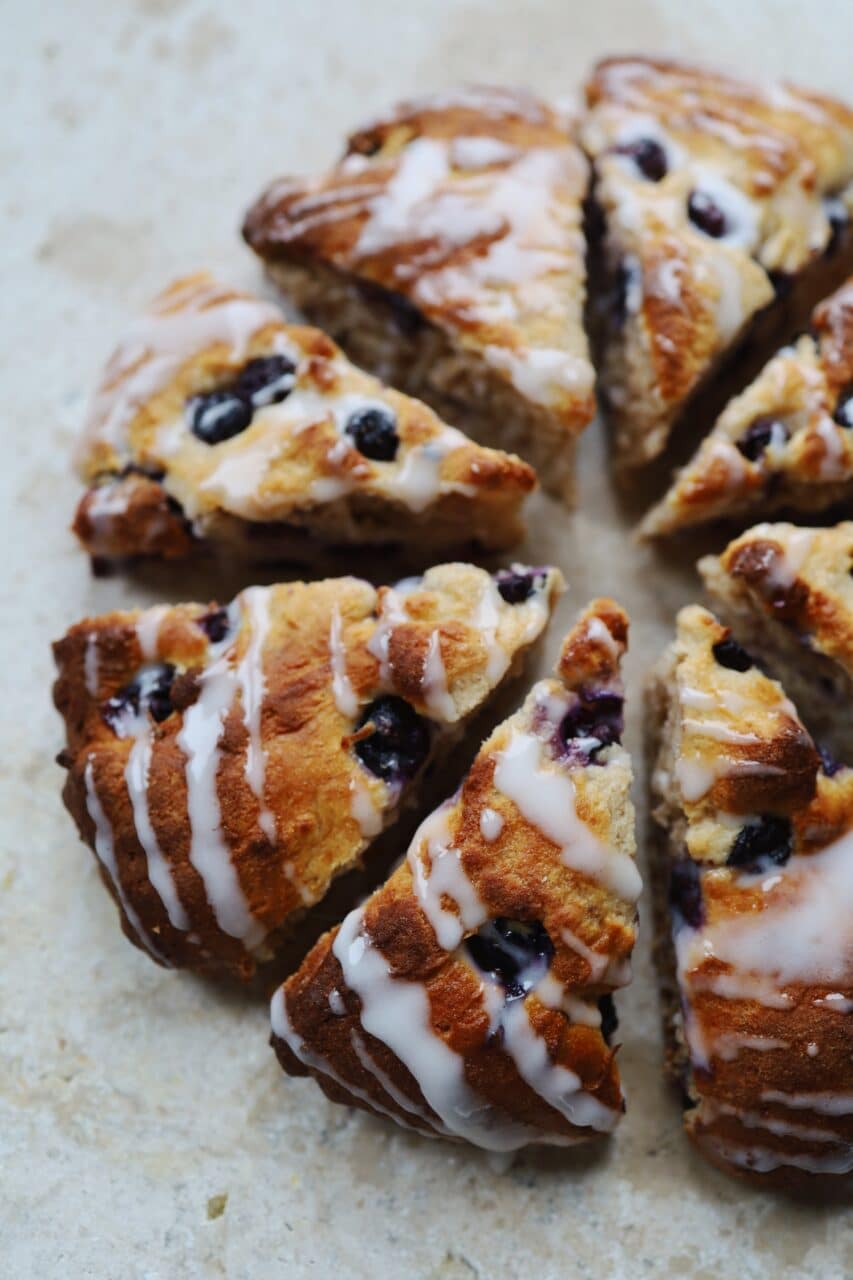 Bosbessenscones met citroenglazuur