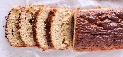 Eiwitrijk bananenbrood met appelvulling