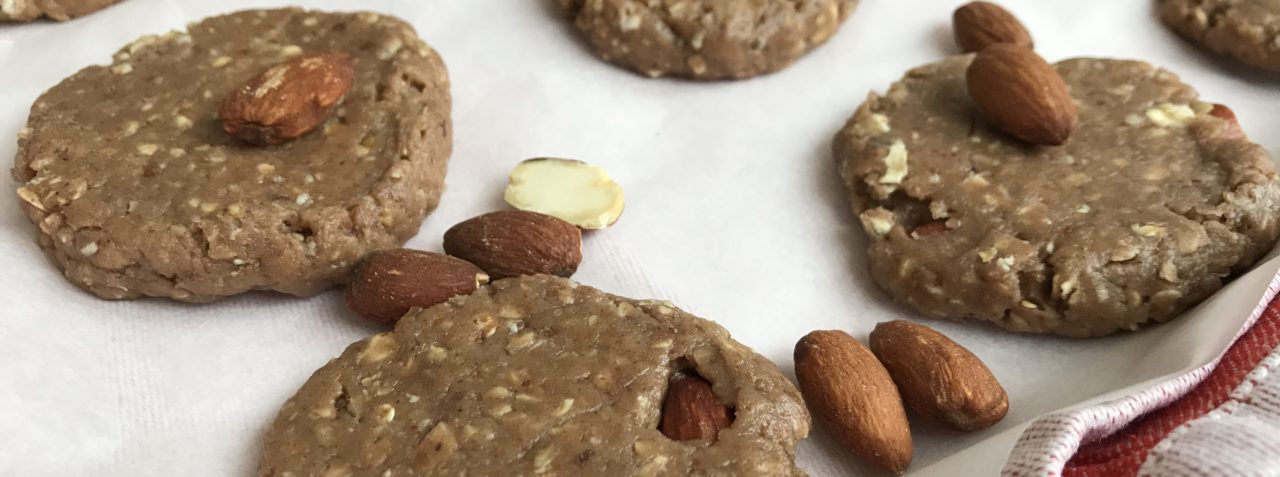 plaat met proteïne havermout koekjes met amandelen