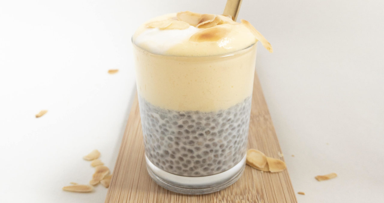 Live Puri chia pudding met eiwitrijke topping en amandelen