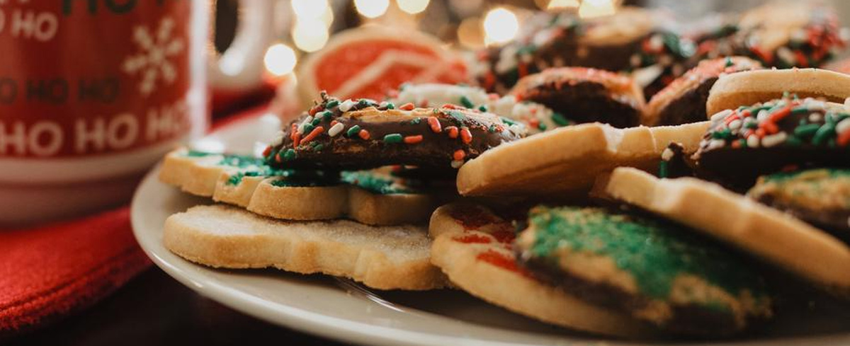 Feestdagen bord met kerstkoekjes