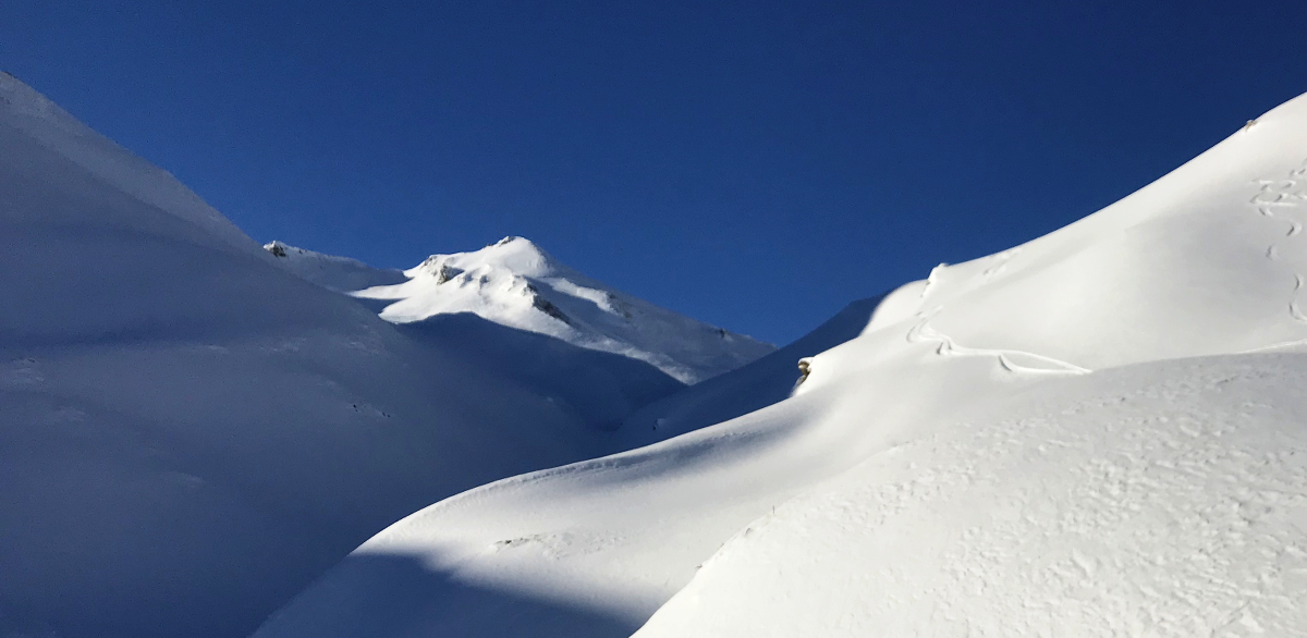 plannen maken met besneeuwde bergen