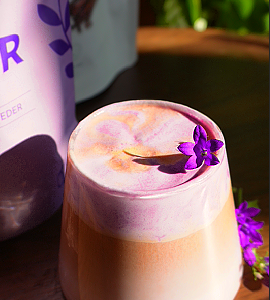 Eiwitrijke Vegan Ube Cloud Latte