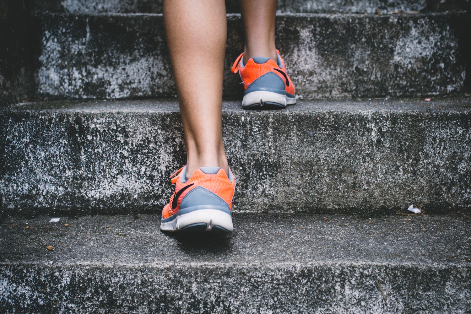 Hardloopschoenen op stenen trap